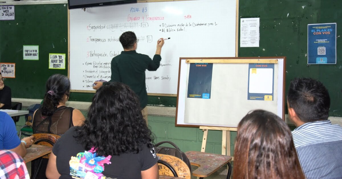 Comunidad en taller de recolección de insumos